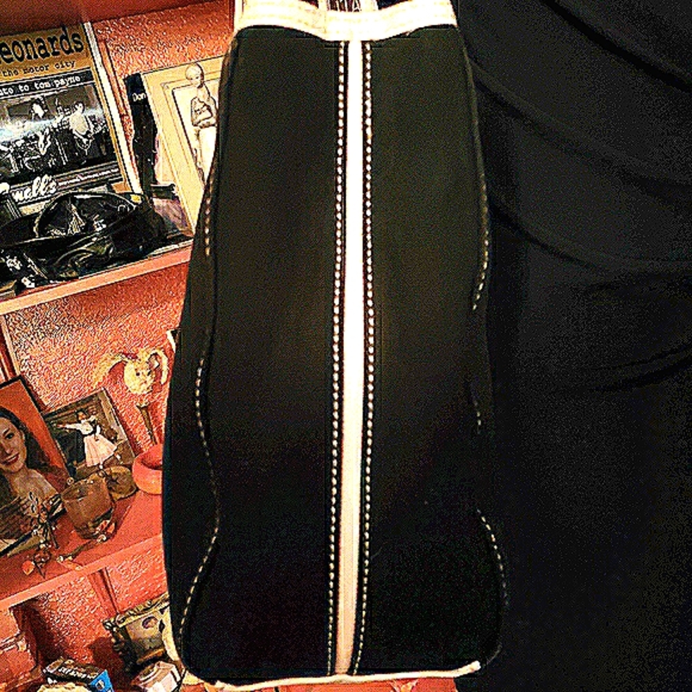Sofphsticated Large Black & Pink Purse by Mondani - Picture 5 of 6